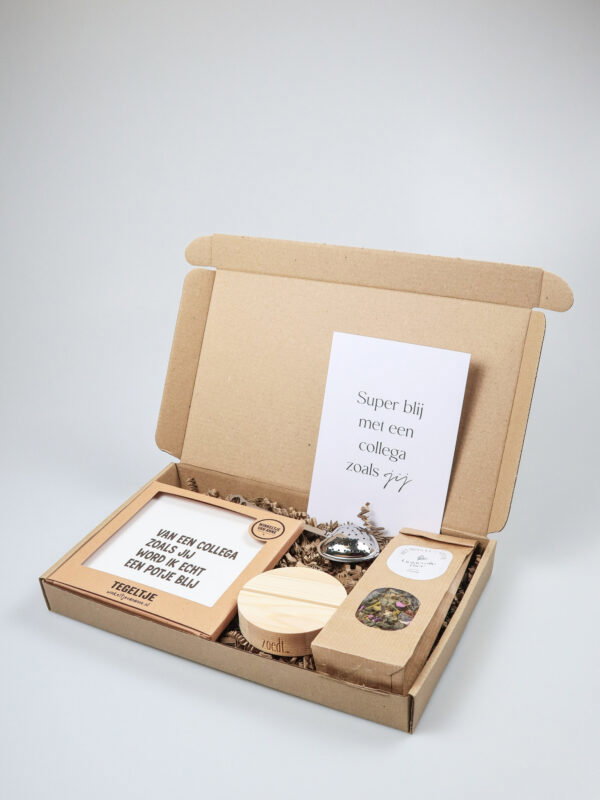 Brievenbus cadeau collega – thee, tegeltje & kaartenhouder