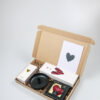 Brievenbus vol liefde – cadeau met kandelaar, kaarsjes, lucifers & chocoladehart Brievenbus vol liefde – cadeau met kandelaar, kaarsjes, lucifers & chocoladehart
