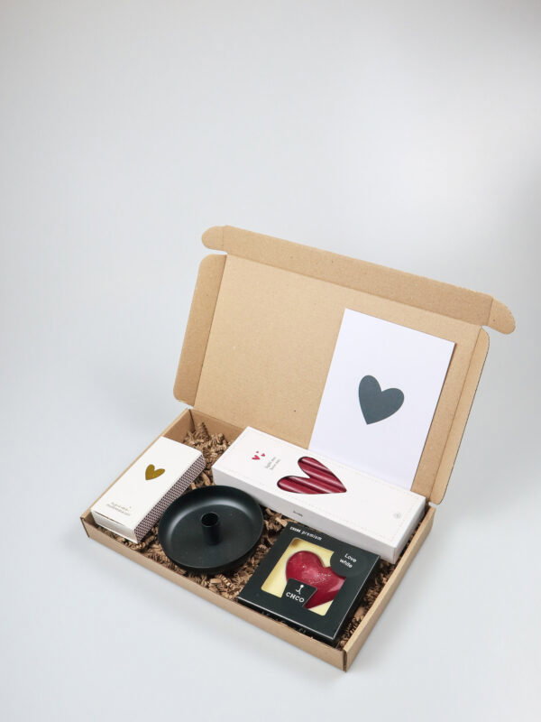 Brievenbus vol liefde – cadeau met kandelaar, kaarsjes, lucifers & chocoladehart Brievenbus vol liefde – cadeau met kandelaar, kaarsjes, lucifers & chocoladehart