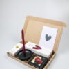 Brievenbus vol liefde – cadeau met kandelaar, kaarsjes, lucifers & chocoladehart Brievenbus vol liefde – cadeau met kandelaar, kaarsjes, lucifers & chocoladehart