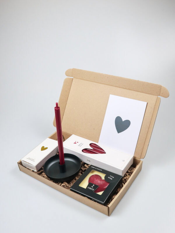 Brievenbus vol liefde – cadeau met kandelaar, kaarsjes, lucifers & chocoladehart Brievenbus vol liefde – cadeau met kandelaar, kaarsjes, lucifers & chocoladehart