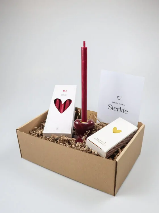 Sterkte cadeaupakket – kaarsenset met hart kandelaar, Zusss kaarsjes & lucifers Sterkte cadeaupakket – kaarsenset met hart kandelaar, Zusss kaarsjes & lucifers