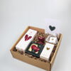Liefdevol cadeaupakket – kaarsenset met hart kandelaar, Zusss kaarsjes, chunk & pin Liefdevol cadeaupakket – kaarsenset met hart kandelaar, Zusss kaarsjes, chunk & pin