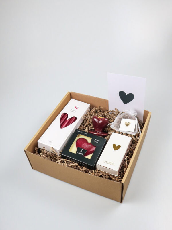 Liefdevol cadeaupakket – kaarsenset met hart kandelaar, Zusss kaarsjes, chunk & pin Liefdevol cadeaupakket – kaarsenset met hart kandelaar, Zusss kaarsjes, chunk & pin