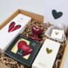 Liefdevol cadeaupakket – kaarsenset met hart kandelaar, Zusss kaarsjes, chunk & pin Liefdevol cadeaupakket – kaarsenset met hart kandelaar, Zusss kaarsjes, chunk & pin
