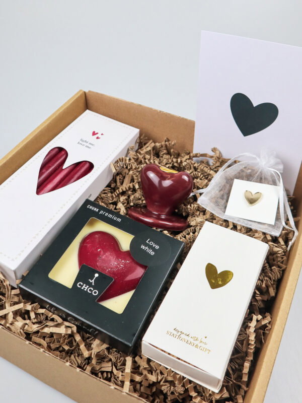 Liefdevol cadeaupakket – kaarsenset met hart kandelaar, Zusss kaarsjes, chunk & pin Liefdevol cadeaupakket – kaarsenset met hart kandelaar, Zusss kaarsjes, chunk & pin