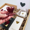 Liefdevol cadeaupakket – kaarsenset met hart kandelaar, Zusss kaarsjes, chunk & pin Liefdevol cadeaupakket – kaarsenset met hart kandelaar, Zusss kaarsjes, chunk & pin