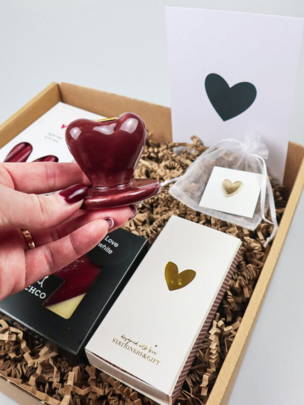 Liefdevol cadeaupakket – kaarsenset met hart kandelaar, Zusss kaarsjes, chunk & pin Liefdevol cadeaupakket – kaarsenset met hart kandelaar, Zusss kaarsjes, chunk & pin