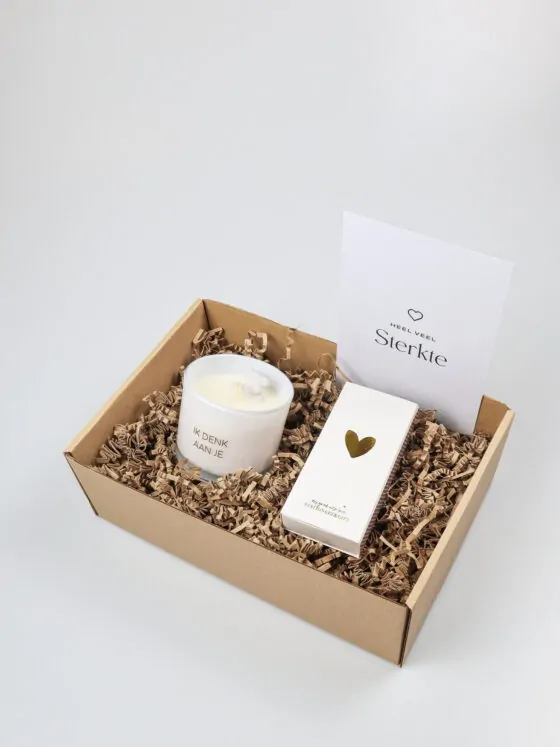 Sterkte cadeaupakket – Sojakaars “Ik denk aan je” & lucifers in luxe doosje Sterkte cadeaupakket – Sojakaars “Ik denk aan je” & lucifers in luxe doosje