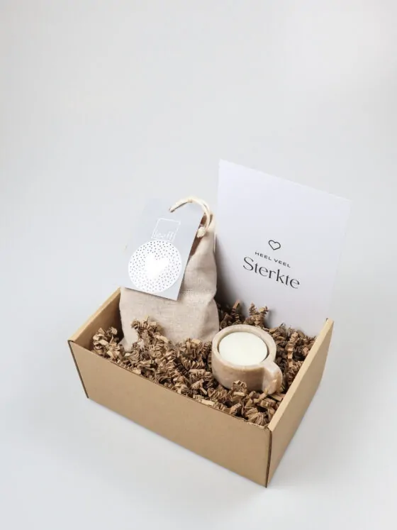 Cadeaupakket ‘Heel veel sterkte’ – waxinelichthouder & Leeff theelichtjes Cadeaupakket ‘Heel veel sterkte’ – waxinelichthouder & Leeff theelichtjes