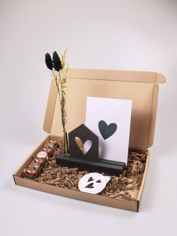 Nieuw Huis Brievenbus cadeau met kaarthouder, sleutelhanger en chocoladereep Nieuw Huis Brievenbus cadeau met kaarthouder, sleutelhanger en chocoladereep