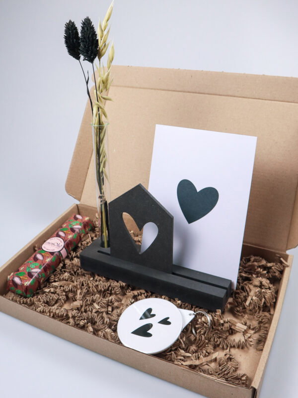 Nieuw Huis Brievenbus cadeau met kaarthouder, sleutelhanger en chocoladereep Nieuw Huis Brievenbus cadeau met kaarthouder, sleutelhanger en chocoladereep