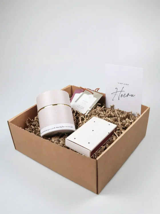 Cadeaupakket hiep hiep hoera – Zusss geurkaars, geurzakjes & lucifers