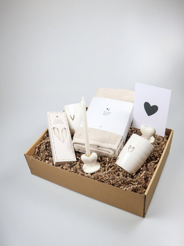 Cadeaupakket Zusss met mokken, hartkandelaar en keukenset