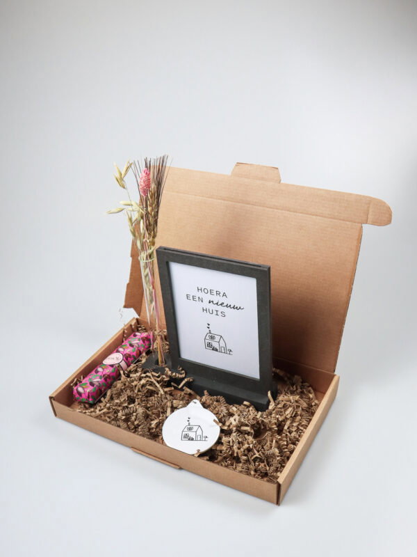 Brievenbus cadeau nieuw huis – Met fotolijst, sleutelhanger en chocolade Brievenbus cadeau nieuw huis – Met fotolijst, sleutelhanger en chocolade