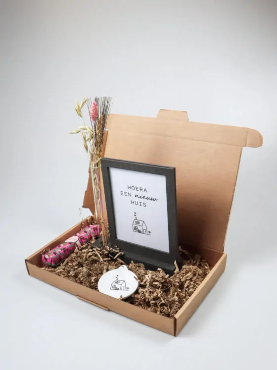 Brievenbus cadeau nieuw huis – Met fotolijst, sleutelhanger en chocolade