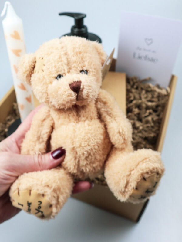 Cadeaupakket Jij bent de liefste - Met knuffelbeer en I Love You bodywash Cadeaupakket Jij bent de liefste - Met knuffelbeer en I Love You bodywash