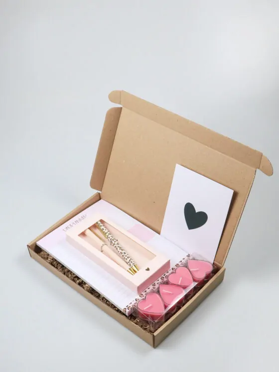 Brievenbus cadeau met notitieboek, pennen en waxinehartjes
