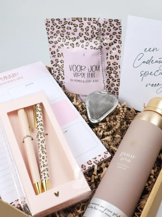 Cadeaupakket Speciaal voor Jou – Thee, Notitieblok, Pennenset & Zusss Douchefoam