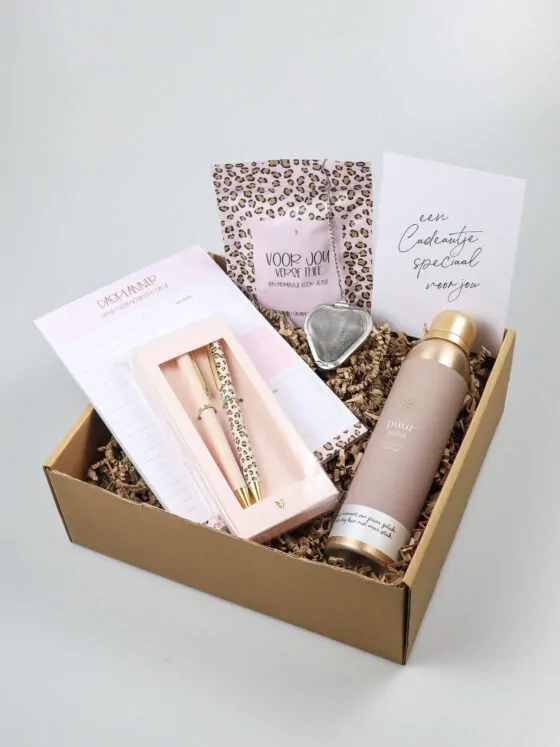 Cadeaupakket Speciaal voor Jou – Thee, Notitieblok, Pennenset & Zusss Douchefoam