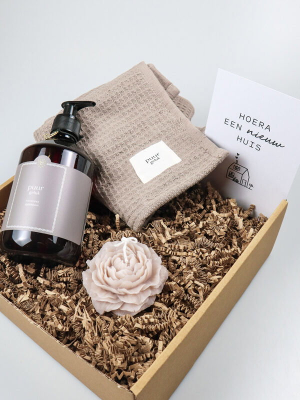Cadeaupakket nieuw huis – Handzeep, gastendoekje & rozenkaars Cadeaupakket nieuw huis – Handzeep, gastendoekje & rozenkaars
