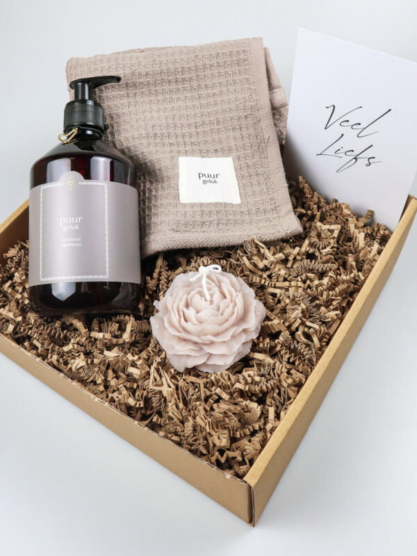 Cadeaupakket Veel Liefs – Handzeep, gastendoekje van Zusss & rozenkaars Cadeaupakket Veel Liefs – Handzeep, gastendoekje van Zusss & rozenkaars