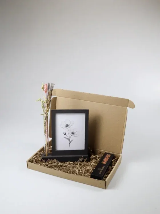 Brievenbuscadeau wissellijst met droogbloemen en chocolade