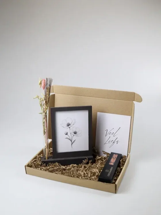 Brievenbuscadeau wissellijst met droogbloemen en chocolade