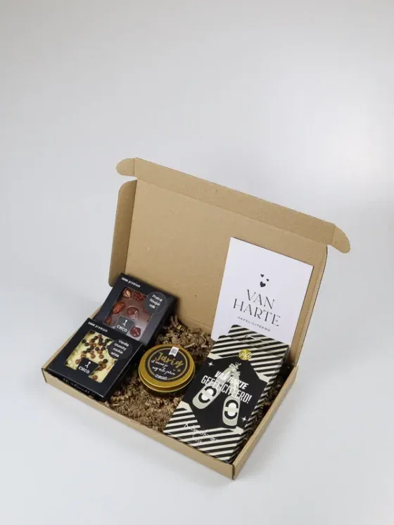Brievenbus cadeau van harte voor hem – Luxe chocolade & geur