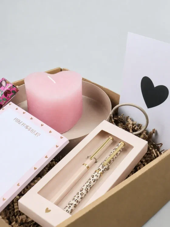 Cadeaupakket speciaal voor jou met notitieblok, pennen, hartkaars & chocolade