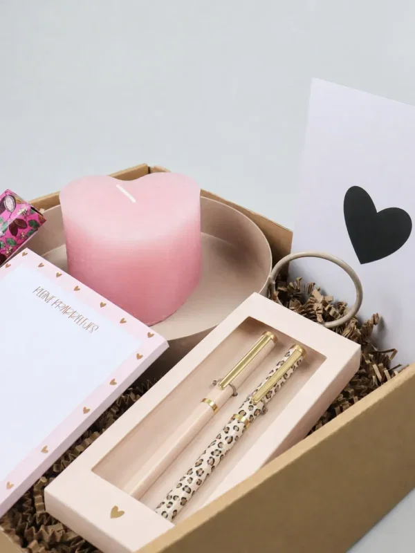 Cadeaupakket speciaal voor jou met notitieblok, pennen, hartkaars & chocolade Cadeaupakket speciaal voor jou met notitieblok, pennen, hartkaars & chocolade