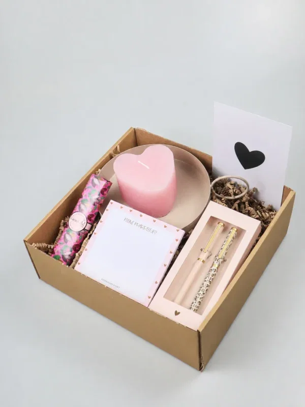 Cadeaupakket speciaal voor jou met notitieblok, pennen, hartkaars & chocolade Cadeaupakket speciaal voor jou met notitieblok, pennen, hartkaars & chocolade