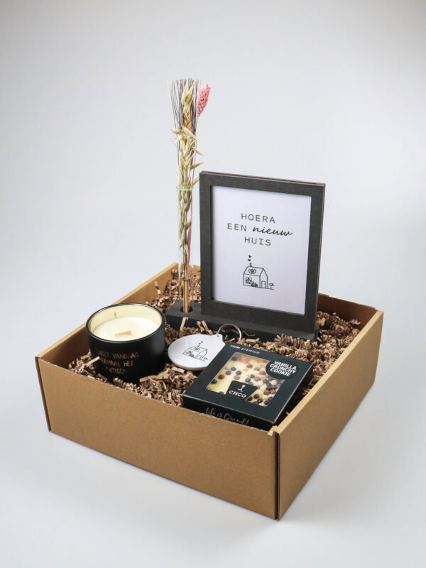 Cadeaupakket nieuw huis – Fotolijst, kaars, sleutelhanger en chocolade