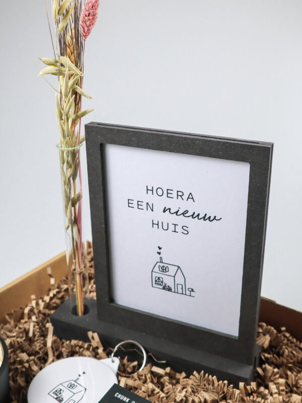 Cadeaupakket nieuw huis – Fotolijst, kaars, sleutelhanger en chocolade