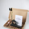 Brievenbus cadeau nieuw huis – Kaarthouder met vaasje & chocolade Brievenbus cadeau nieuw huis – Kaarthouder met vaasje & chocolade