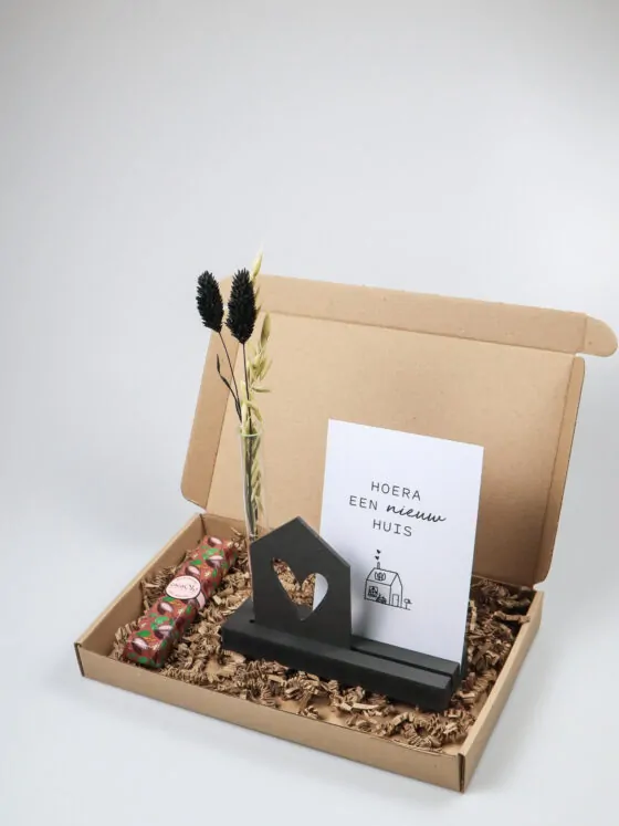 Brievenbus cadeau nieuw huis – Kaarthouder met vaasje & chocolade