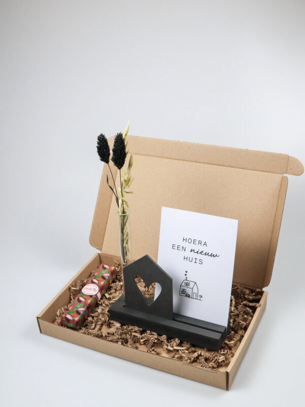 Brievenbus cadeau nieuw huis – Kaarthouder met vaasje & chocolade Brievenbus cadeau nieuw huis – Kaarthouder met vaasje & chocolade