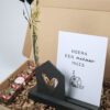 Brievenbus cadeau nieuw huis – Kaarthouder met vaasje & chocolade Brievenbus cadeau nieuw huis – Kaarthouder met vaasje & chocolade