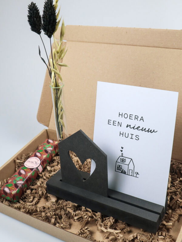 Brievenbus cadeau nieuw huis – Kaarthouder met vaasje & chocolade Brievenbus cadeau nieuw huis – Kaarthouder met vaasje & chocolade