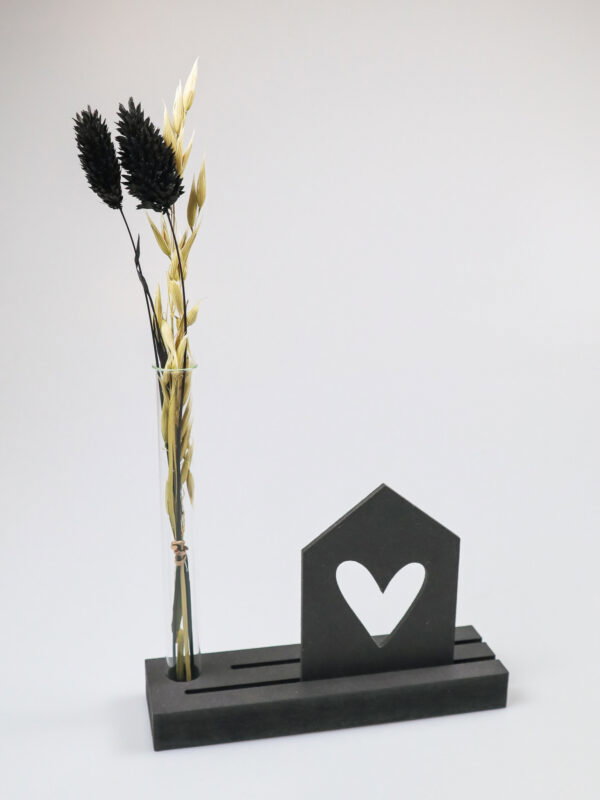 Kaarthouder met vaasje en houten huisje Kaarthouder met vaasje en houten huisje