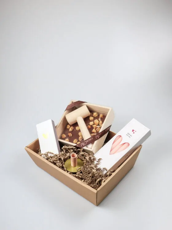 Cadeauschaal met chocoladehamer, kandelaar en kaarsen