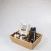 Cadeauschaal borrel pakket met dubbel wijn en hapjes Cadeauschaal borrel pakket met dubbel wijn en hapjes
