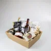 Cadeauschaal borrel pakket met bier, chips en dips