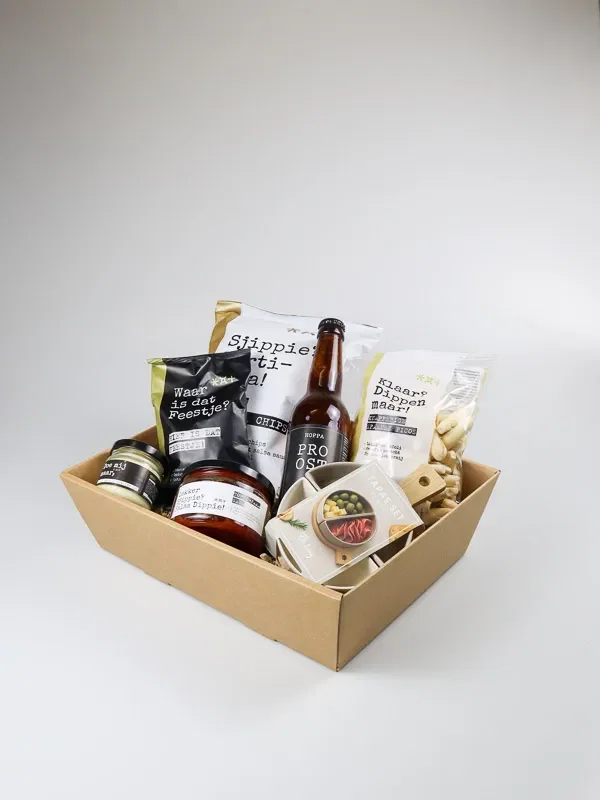 Cadeauschaal borrel pakket met bier, chips en dips