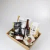 Cadeauschaal borrel pakket met bier, chips en dips