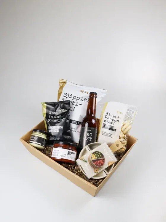 Cadeauschaal borrel pakket met bier, chips en dips