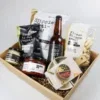 Cadeauschaal borrel pakket met bier, chips en dips