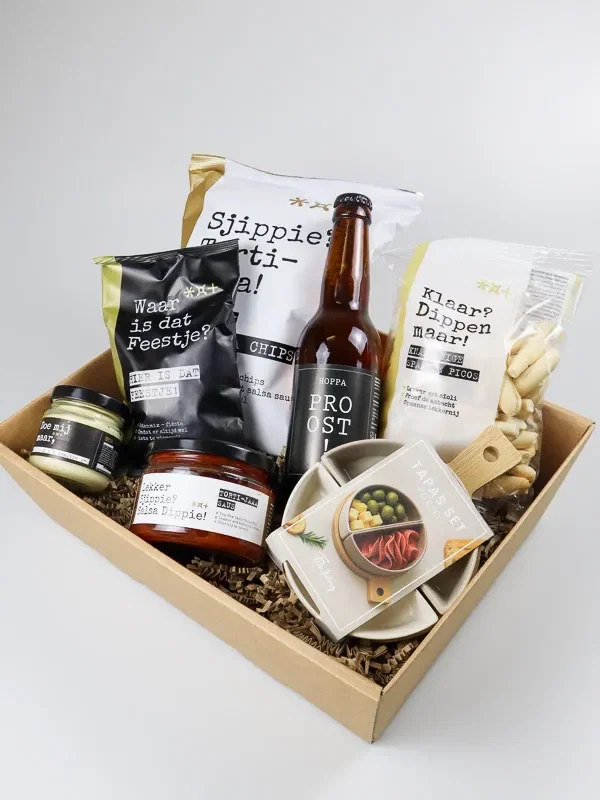 Cadeauschaal borrel pakket met bier, chips en dips