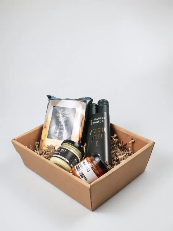 Cadeauschaal borrel pakket met dubbel wijn en hapjes