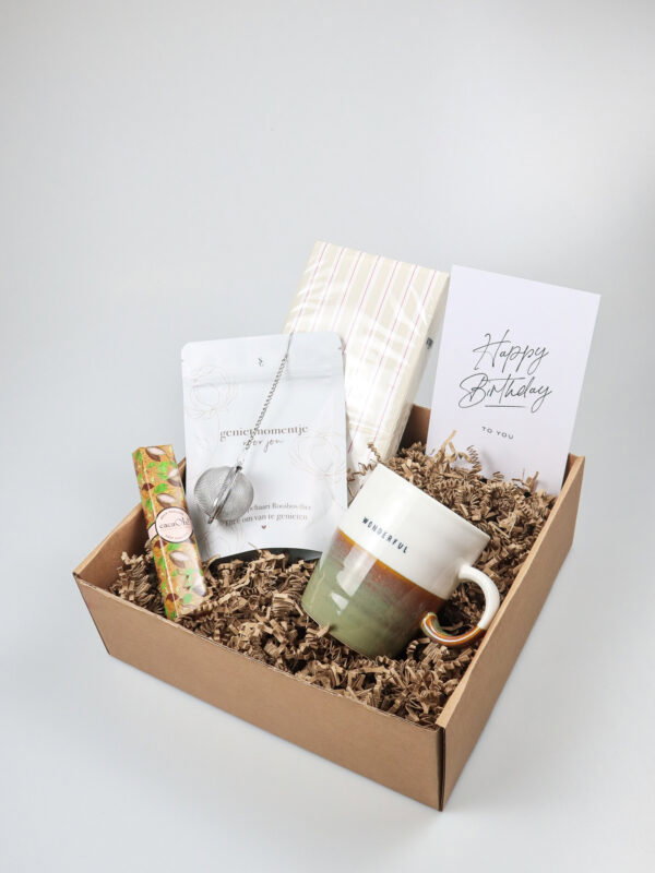 Cadeaupakket Happy Birthday met Zusss Mok, Thee en Chocolade Cadeaupakket Happy Birthday met Zusss Mok, Thee en Chocolade